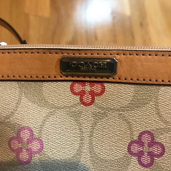 COACH wristlet - Picture 2 of 4